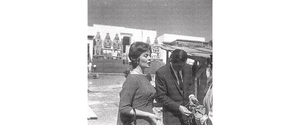 L'attrice Jeanne Crain con il marito; davanti alla ricostruzione di un edificio egizio