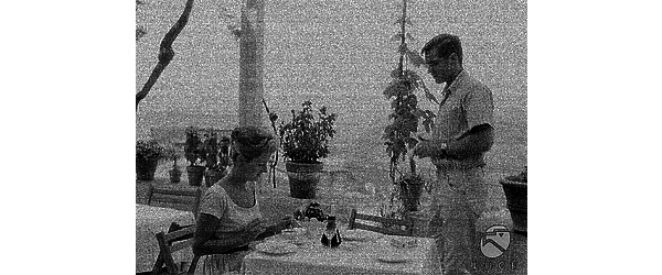 Todi John Gavin e la moglie al tavolo di un ristorane a Todi