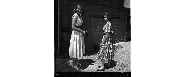 Ingrid Bergman e la figlia Friedel Pia Lindstrom colte all'esterno della casa di Santa Marinella; totale