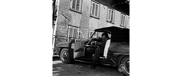 Spoleto Luchino Visconti, a Spoleto per il Festival dei due mondi, scende da  una Mercedes sportiva