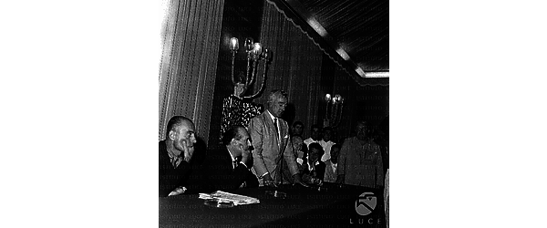Venezia De Sica parla durante una conferenza stampa, accanto a lui Rossellini, Montanelli e Messemer