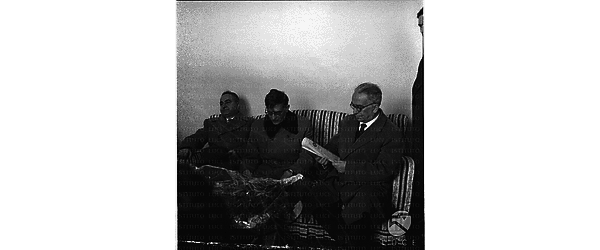 Luigi Longo, Michail Suslov ed un uomo seduti su un divano. Totale