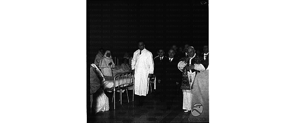 Il papa Giovanni XXIII accompagnato da Fanfani e da un medico (il professore Piero Alonzo ?) in una corsia dell'ospedale. Campo medio