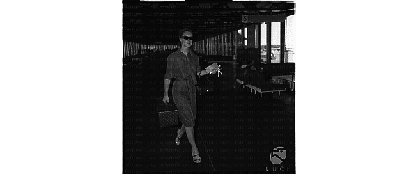 Romy Schneider all'interno dell'aeroporto di Fiumicino - totale