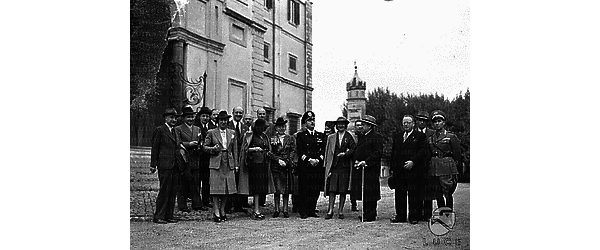 Tivoli Il ministro Funk e il ministro Riccardi posano, insieme ad altre personalità e a numerose signore, davanti all'ingresso di Villa d'Este a Tivoli