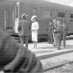Ingrid Bergman e Antony Quinn in una stazioncina ferroviaria