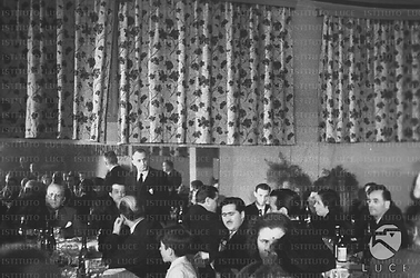 Roma Pranzo offerto a una delegazione in visita all'Istituto Nazionale Luce e a Cinecittà: il presidente del Luce Fattorosi e Tito Marconi siedono tra gli invitati