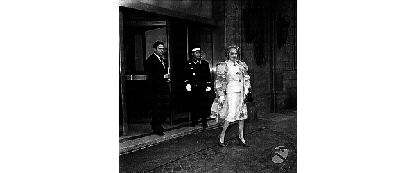 Roma Marlene Dietrich e RAf Vallone escono dall'hotle Hassler-Villa Medici