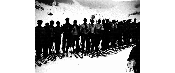 Roccaraso Un gruppo di partecipanti alla gara si appoggia su sci e racchette