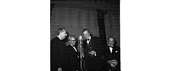 Momento di premiazione dei nastri d'argento J.Houston sul palco tra diversi personaggi il giornalista Meccoli - piano americano