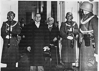 Vienna Riproduzione di una fotografia: Galeazzo Ciano e il senatore Salata (con il bastone) colti vicino ad alcuni elementi del Battaglione della Guardia