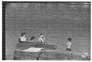 Ingrid Bergman su un molo a Santa Marinella con i figli - campo lungo