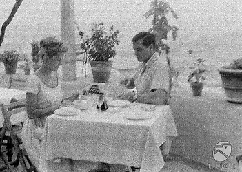 Todi John Gavin e la moglie seduti al tavolo di un ristorante a Todi