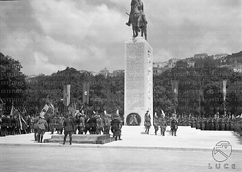 Napoli Il Re e il duca Niutta presenziano alla cerimonia di inaugurazione del monumento al Maresciallo Diaz in via Caracciolo