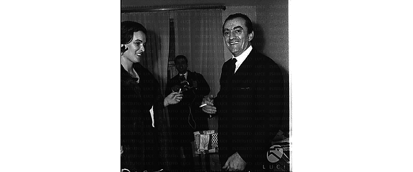 Luchino Visconti e Lucia Bosè in una sala del teatro. Piano medio