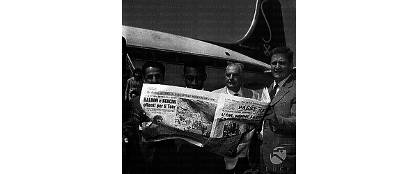 Ciampino Pelé legge una copia di Paese Sera con alcuni giornalisti