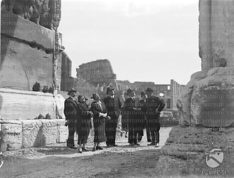 Roma Il ministro tedesco Hans Frank visita il Foro Romano con la moglie ed altre autorità