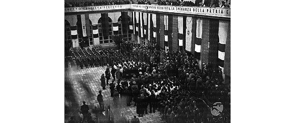 Maddaloni Veduta dall'alto del palco delle autorità e delle organizzazioni fasciste schierate durante la cerimonia