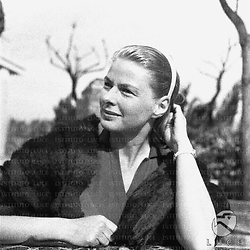 Ingrid Bergman  nel giardino della sua casa