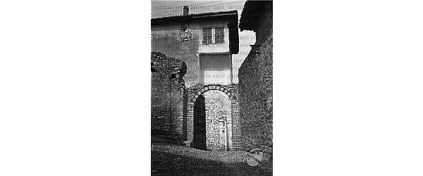 Berat Una porta aperta lungo le mura antiche di Berat