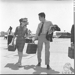 Romy Schneider e Alain Delon sulla pista  dell'aeroporto di Fiumicino - totale