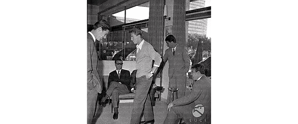 Castelletti in una sala dell'aeroporto con Giuliano ed altri calciatori della nazionale