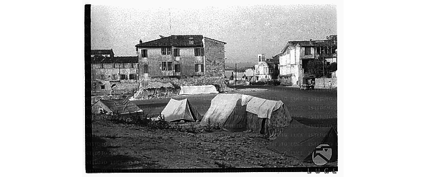 Baracche di sfollati per le scosse di terremoto alla periferia di Terni - campo medio