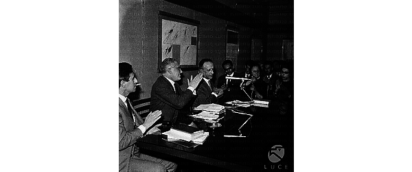 Roma Dario Puccini, Giancarlo Vigorelli ed il pubblico seduto in sala applaudono il discorso del poeta brasiliano Murillo Mendes ad un convegno presso la libreria Einaudi