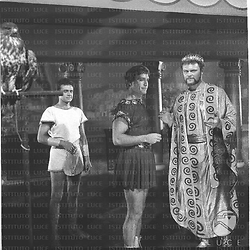 Mario Petri e Gustavo Rojo e dietro Massimo Carocci in abiti da scena sul set del film Giulio Cesare - piano americano