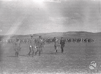 Palestina Umberto di Savoia e altre autorità militari, tra cui un inglese, cammina per il campo sullo sfondo della cavalleria turca schierata