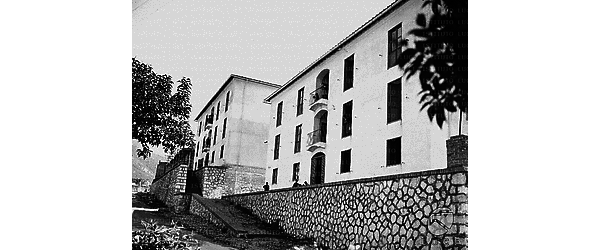 Cassino Inquadratura angolare dal basso di palazzine in pietra ed intonaco, a due piani con balconcini, realizzate in un'area ancora parzialmente urbanizzata