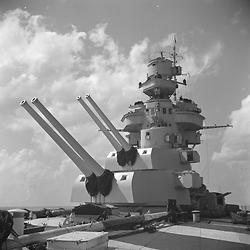 Le torrette armate la torre di controllo di una nave da guerra italiana