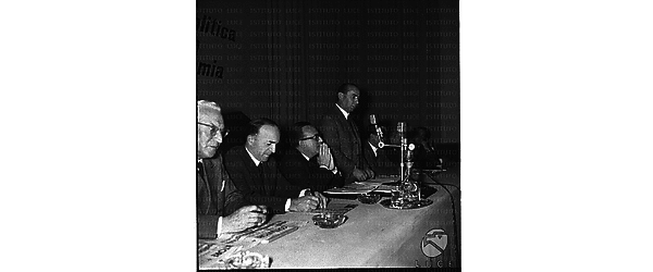 Bonomi ripreso al tavolo, gli è accanto Rumor seduto, mentre tiene un discorso in occasione della conferenza della Coldiretti - totale