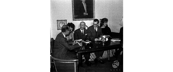 Sylva Koscina, Lizzani, Salvatore Sciascia, Comencini ed un'altra donna al tavolo degli oratori