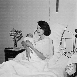Silvana Mangano con la figlioletta appena nata in braccio