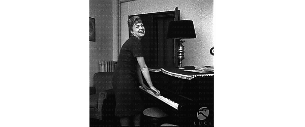 Ketty Della Porta ripresa mentre suona il pianoforte. Totale