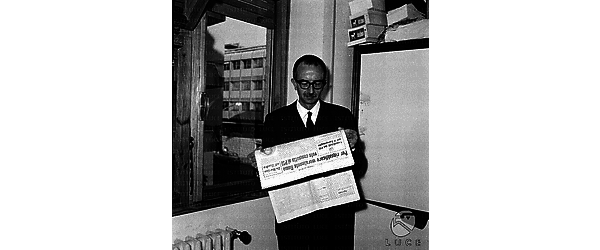 Enzo De Bernard legge un quotidiano nel suo appartamento