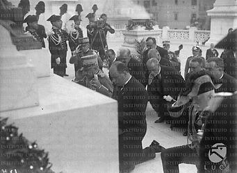 Roma Mussolini, il generale Diaz, l'ammiraglio Thaon di Revel e alte cariche di governo rendono omaggio alla tomba del Milite Ignoto nel giorno dell'anniversario della Vittoria