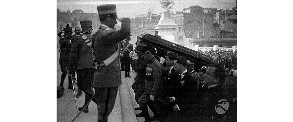 Roma La bara portata a spalla da un gruppo di ufficiali sulla scalinata dell'Altare della Patria