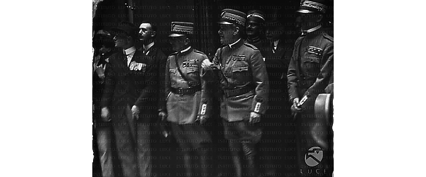 Diaz con alti ufficiali dell'esercito accanto ad un portone
