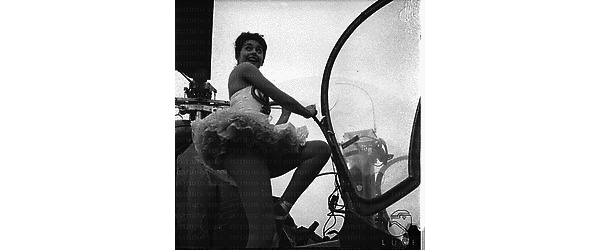 Vera Tschechowa ripresa, dal basso, mentre sta per salire su una specie di elicottero - piano americano
