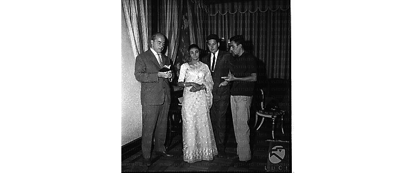 La danzatrice pakistana Amina Moynihan con il marito lord Antony e due giornalisti in un hotel - campo medio