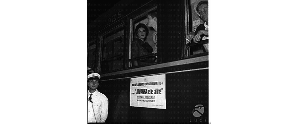 Silvana Mangano e Carla Gravina affacciate ad un finestrino del treno, ad un altro c'è l'attrice Barbara Bel Geddes - campo medio