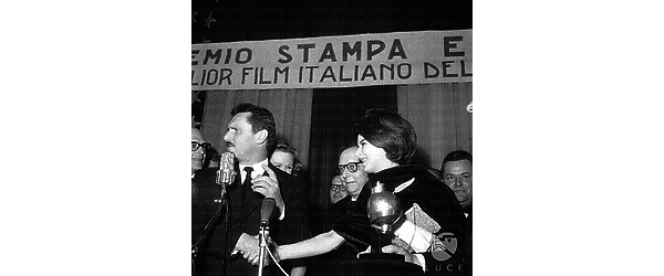 Roma Eleonora Rossi Drago e Pietro Germi si stringono la mano sul palco mentre ricevono il premio della stampa estera per il film Un maledetto imbroglio