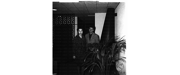 Nancy Sinatra con il marito Tommy Sands in un interno - totale
