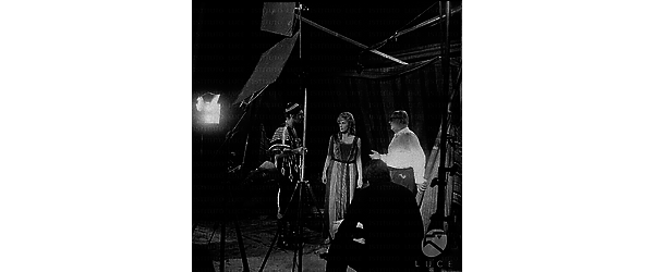 Il regista Arnaldo Genoino dà alcune indicazioni ad Edmund Purdom e Sylvia Lopez durante la lavorazione del film 'Erode il grande'; campo medio