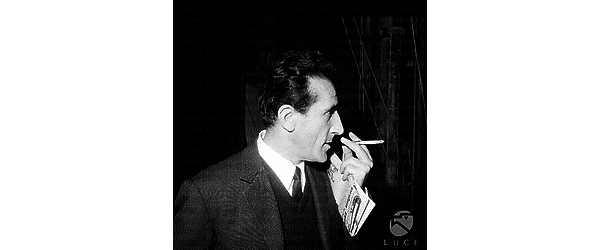 Roma Arnoldo Foà fuma una sigaretta