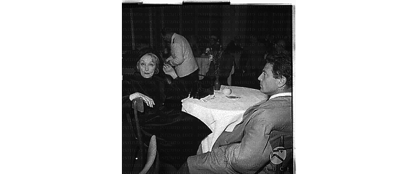 Marlene Dietrich e Raf Vallone seduti ad un tavolino. Totale
