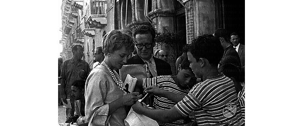 Venezia Silvia Syms a Venezia in compagnia di  Basil Dearden mentre firma autografi
