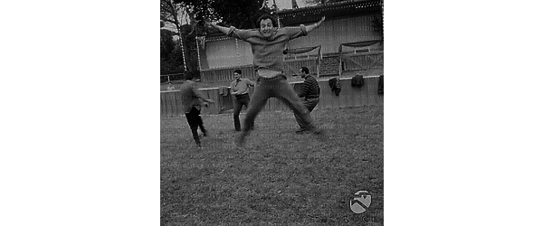 Nunzio Gallo gioca a calcio su un prato in una pausa della lavorazione del film I cavalieri del diavolo con i componenti della troupe